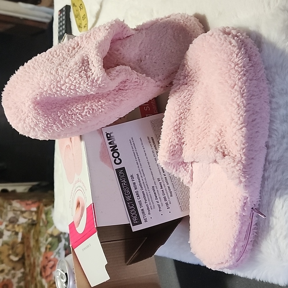 CONAIR PINK WOMEN'S MASSAGING SLIPPERS. - Picture 4 of 7